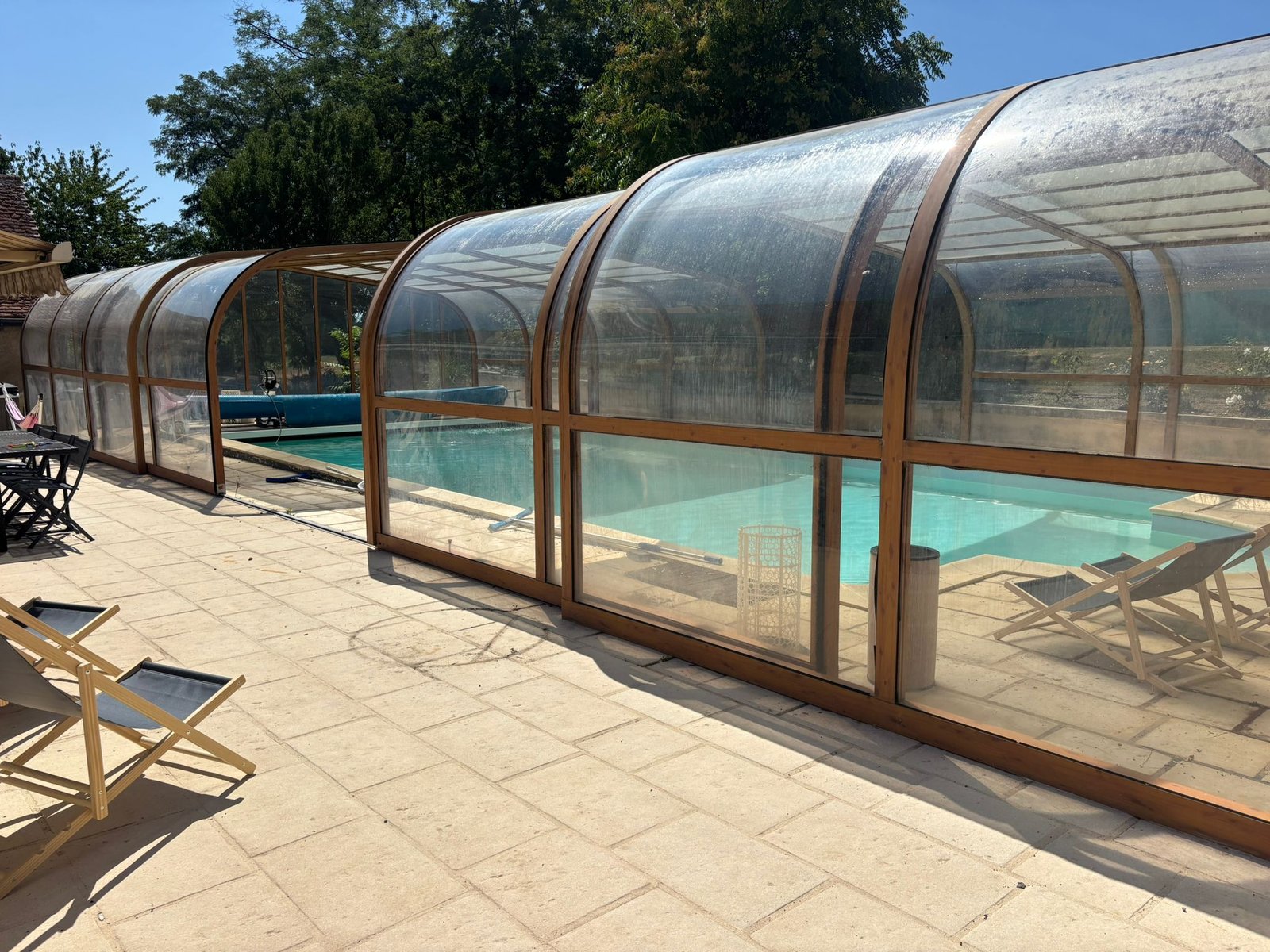 Grande piscine chauffée du domaine avec abri coulissant