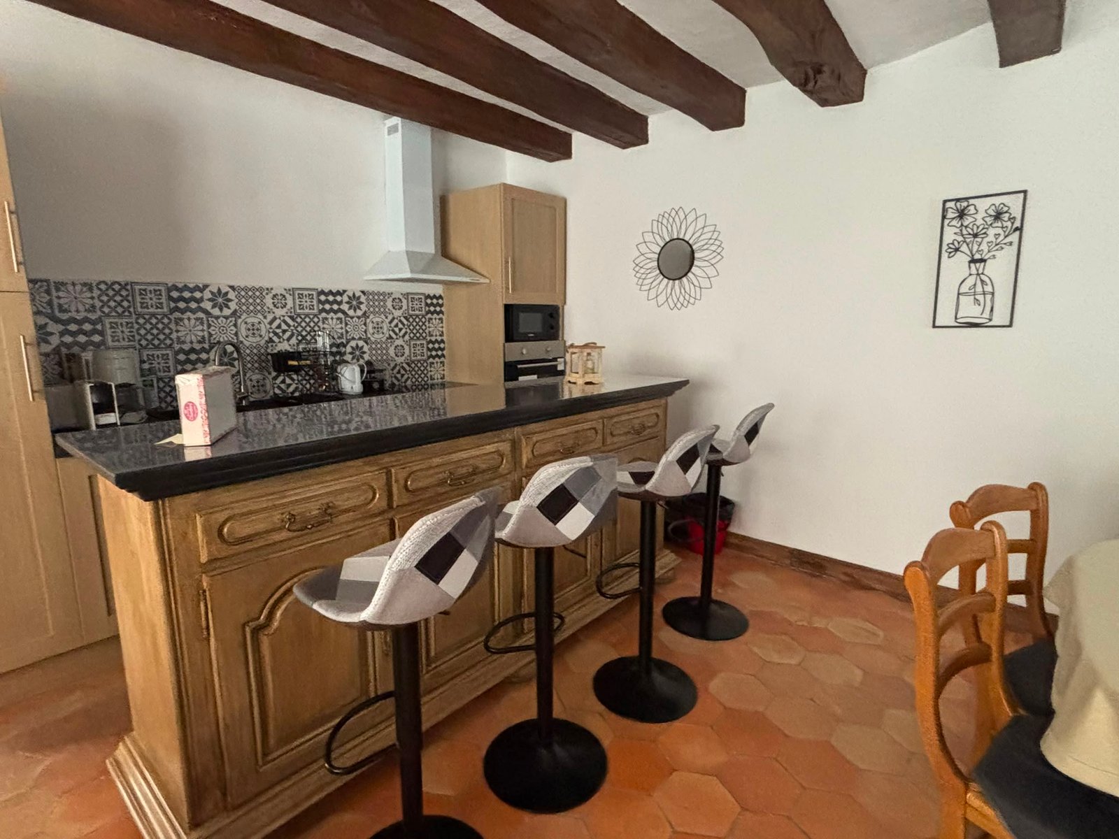 Cuisine équipée du gîte Marie-France avec bar et tabourets