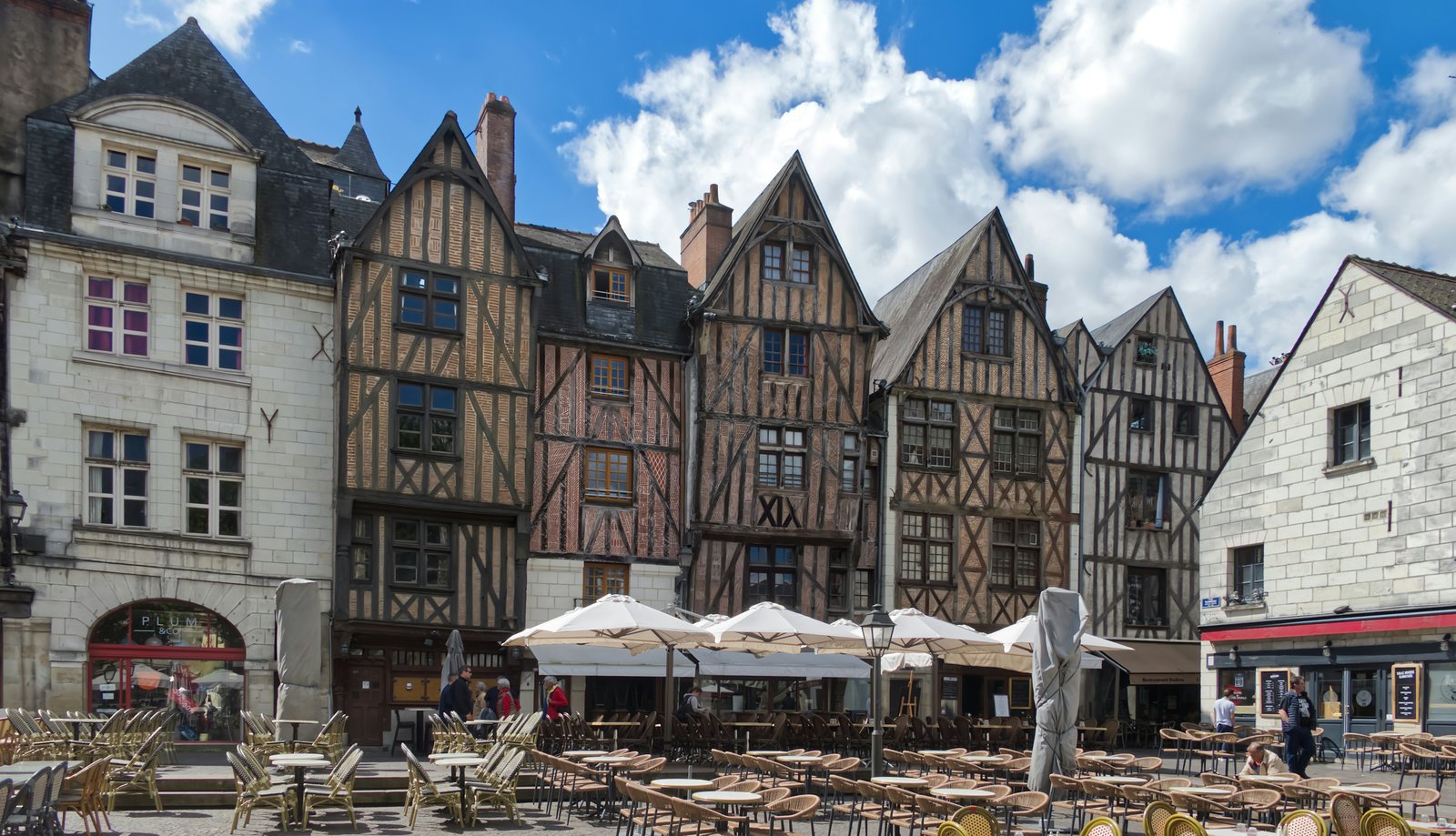 Maisons à colombages et terrasses dans le centre historique de Tours